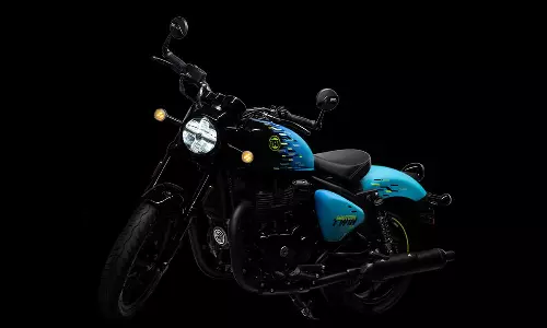 விலை பயமா இருக்கு.. ஸ்பெஷல் டிசைனுடன் Hand Paint செய்யப்பட்ட ராயல் என்பீல்டு பைக்..