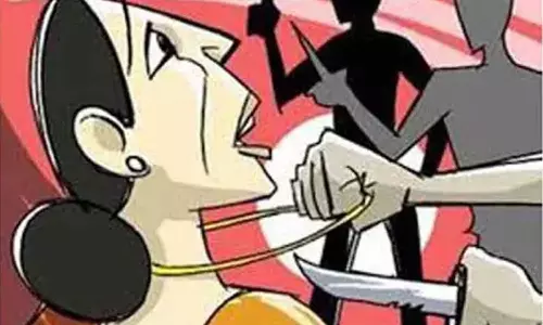 வீடு புகுந்து கத்தி முனையில் பெண்களிடம் 7 பவுன் பறிப்பு