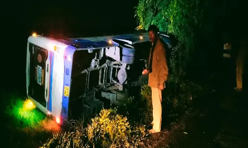 அரசு பஸ் கவிழ்ந்து விபத்து