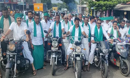 கீழ்பவானி கால்வாயில் கான்கிரீட் திட்டத்தை கைவிட கோரி வாகன பேரணி