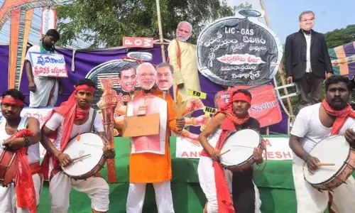 பிரதமர் மோடி முகமூடி அணிந்து விவசாயிகள் போராட்டம்