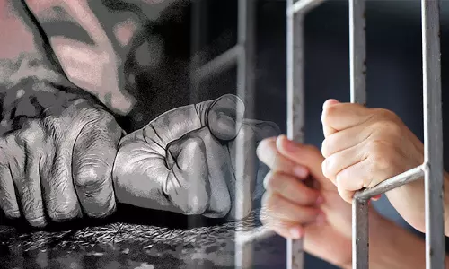 7 வயது மகளை பலாத்காரம் செய்ய காதலனுக்கு உடந்தையாக இருந்த பெண்ணுக்கு 40 ஆண்டு சிறை