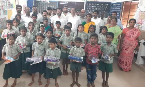 அமைச்சர் உதயநிதி ஸ்டாலின் பிறந்த நாளை முன்னிட்டு - புகழூர் தி.மு.க. சார்பில் அரசு பள்ளி மாணவ, மாணவிகளுக்கு பரிசு பெட்டகம்