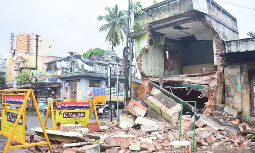 விடிய விடிய கனமழை: மாடி கட்டிடம் இடிந்து சாலையில் விழுந்தது