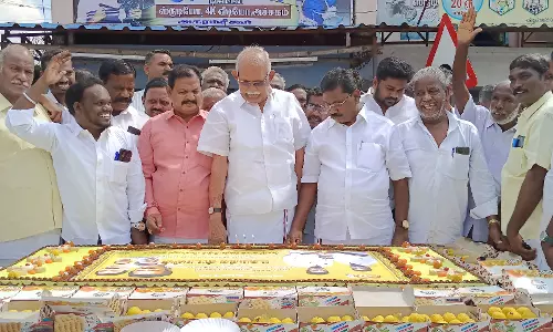 அகரம்சீகூரில் உதயநிதி ஸ்டாலின் பிறந்த நாள் கொண்டாட்டம்