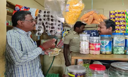 பரமத்திவேலூரில் கடைகளில் அதிகாரிகள் திடீர் சோதனை