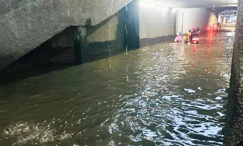 கடலூர் ரெயில்வே சுரங்க பாதையில் குளம் போல்  தேங்கிய தண்ணீர்:தற்காலிகமாக போக்குவரத்துக்கு தடை