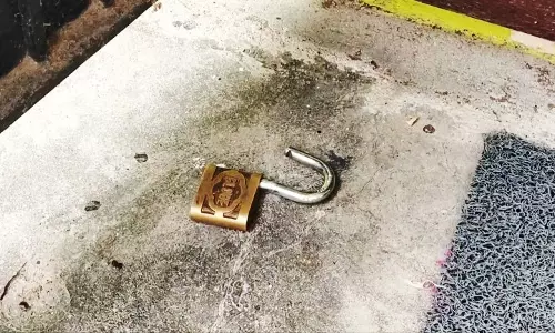 வீட்டின் பூட்டை உடைத்து 8.5 பவுன் நகை, வெள்ளி பொருட்கள் கொள்ளை