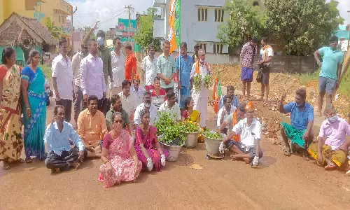 குடியிருப்பு பகுதியில் தேங்கிய மழை நீர் ஆகாயத் தாமரையுடன் பொதுமக்கள் மறியல்