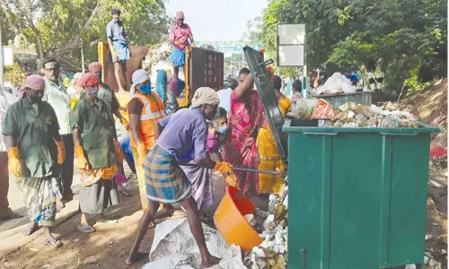கிரிவல பாதையில் குவிந்த குப்பைகள்