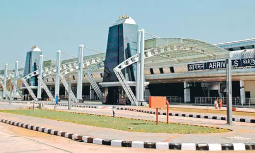 போலி பாஸ்போர்ட்டுடன் விமானத்தில் வந்தவர் கைது