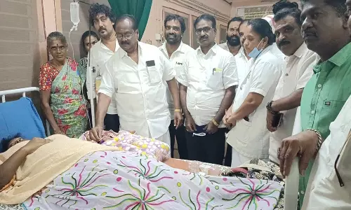 அரக்கோணம் அரசு ஆஸ்பத்திரியில் குழந்தைகளுக்கு மோதிரம்