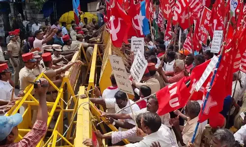 கவர்னர் மாளிகை நோக்கி தொழிற்சங்கத்தினர் ஊர்வலம்