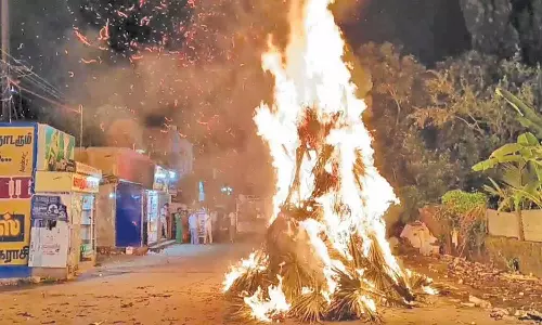 சிக்கல் சிங்காரவேலவர் கோவிலில் சொக்கப்பனை ஏற்றும் நிகழ்ச்சி