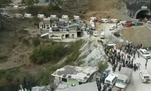 துளையிடும் பணி நிறைவு: தொழிலாளர்களை காண சுரங்கத்தில் குவிந்த உறவினர்கள்