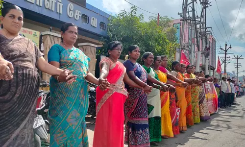 பி.எஸ்.என்.எல். பொதுத்துறை நிறுவனத்திற்கு4-ஜி, 5-ஜி அலைவரிசை வழங்ககோரி ஊழியர்கள் மனித சங்கிலி போராட்டம்