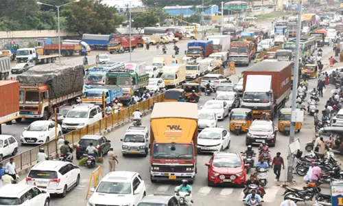 சீலநாயக்கன்பட்டி ரவுண்டானாவில்கடும் போக்குவரத்து நெரிசலில் சிக்கித் தவிக்கும் வாகனங்கள்