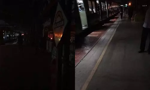 ரெயில் நிலையத்தில் இரவு நேர மின்தடையால் பயணிகள் அச்சம்