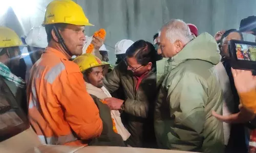 மீட்கப்பட்ட முதல் தொழிலாளியுடன் பேசிய முதல் மந்திரி புஷ்கர் சிங் தாமி