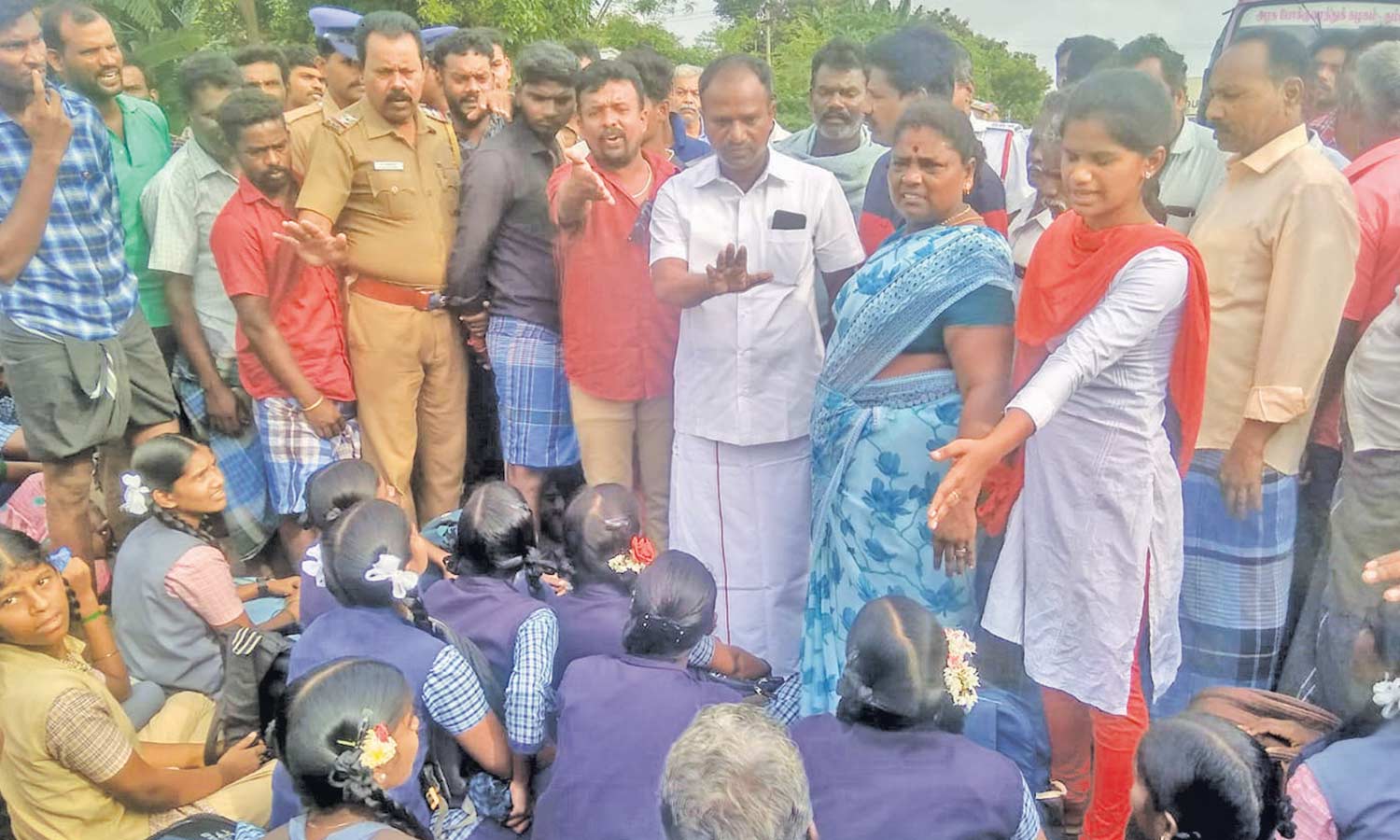 கூடுதல் பஸ் வசதி கோரி மாணவ, மாணவிகள் மறியல்