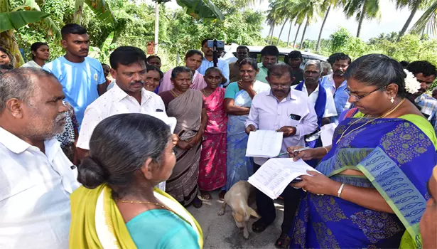 இணையவழி பட்டா வழங்குவதற்கானபணிகளை கலெக்டர் ஆய்வு செய்தார் இணையவழி பட்டா வழங்குவதற்கானபணிகளை கலெக்டர் ஆய்வு செய்தார்