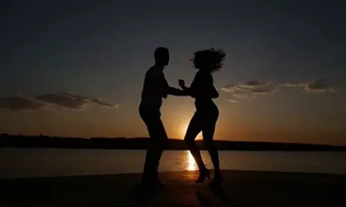 வாலிபருடன் நடனம் ஆடி வீடியோ வெளியிட்டதால் ஆத்திரம்... இளம்பெண்ணுக்கு எதிராக பஞ்சாயத்து எடுத்த கொடூர முடிவு..