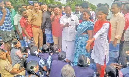 கூடுதல் பஸ் வசதி கோரி மாணவ, மாணவிகள் மறியல்