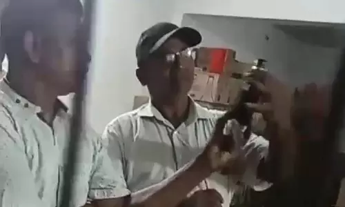 மது பாட்டிலில் பல்லி- குடிமகன்கள் வாக்குவாதம்