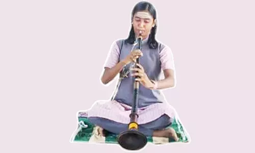 நாதஸ்வரம் வாசிக்கும் அரசு பள்ளி மாணவி: கலைத்திருவிழா போட்டியில் மாநில அளவில் சாதனை