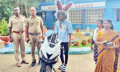 பொதுமக்களை அச்சுறுத்தும் வகையில் ஹெல்மெட்... வாலிபரை பிடித்து அபராதம் விதித்த போலீசார்