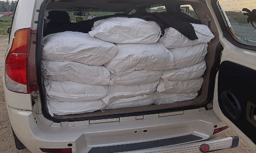 காரில் கடத்தி செல்லப்பட்ட 130 கிலோ குட்கா பறிமுதல்