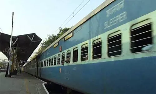 சென்னை ரெயில்கள் தாமதம்- பயணிகள் அவதி