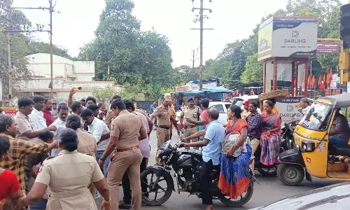 போலீஸ் நிலையம் முன்பு 9-ம் வகுப்பு மாணவி போராட்டம்