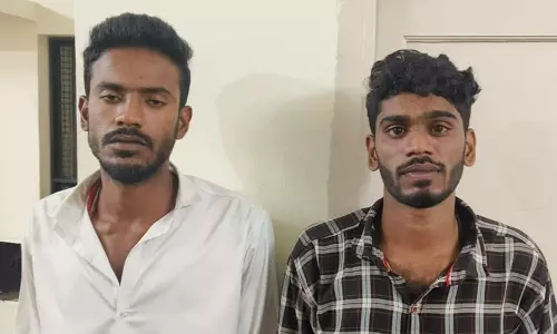 வீலிங் செய்து அதிவேகமாக மோட்டார் சைக்கிள் ஓட்டி சாகசம் செய்த 5 பேர் கைது