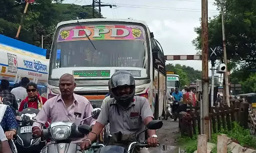 ரெயில்வே கேட்டை கடக்க நீண்ட நேரம் காத்திருந்த வாகன ஓட்டிகள்