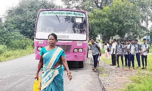 பழுதாகி நடுரோட்டில் நின்ற அரசு பஸ்