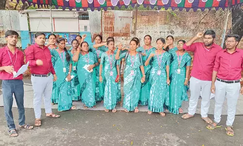 புதுவை அரசு கல்வியியல் கல்லூரி மாணவர்கள் வகுப்பை புறக்கணித்து ஆர்ப்பாட்டம்