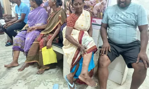 அரசு மருத்துவமனையில் ஊசி போட குவிந்த மக்கள்