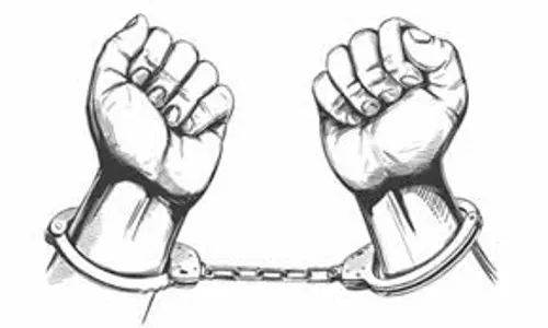 வருமான வரித்துறை அதிகாரி என்று மிரட்டி ரூ.1 லட்சம் வசூலித்த  பெண் கைது