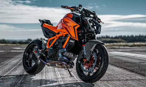 மிரட்டல் லுக்.. வேற லெவல் பவர்.. 2024 கே.டி.எம். 1390 சூப்பர் டியூக் R அறிமுகம்