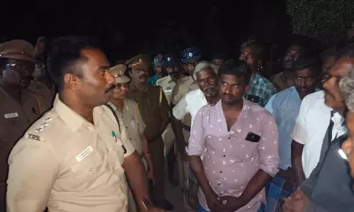 வாடகை உயர்த்தி கேட்டு லாரி உரிமையாளர்கள் சர்க்கரை ஆலையில் போராட்டம்