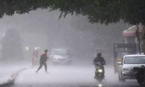 சென்னை மற்றும் புறநகர் பகுதிகளில் அடுத்த 3 மணி நேரத்திற்கு இடியுடன் மழைக்கு வாய்ப்பு