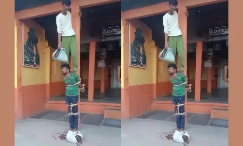 பச்சை மிளகாய் திருடிய 2 வாலிபர்களை தூணில் கட்டி வைத்து தர்மஅடி கொடுத்த கிராம மக்கள்