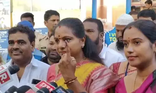 பி.ஆர்.எஸ். கட்சிக்கு ஓட்டு போடுங்கள்: வாக்குசாவடி அருகே கவிதா பேட்டியால் சர்ச்சை