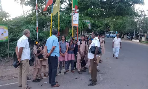 பண்ருட்டியில் பஸ் படிக்கட்டுகளில் பயணம் செய்த மாணவர்களை எச்சரித்த அதிகாரிகள்