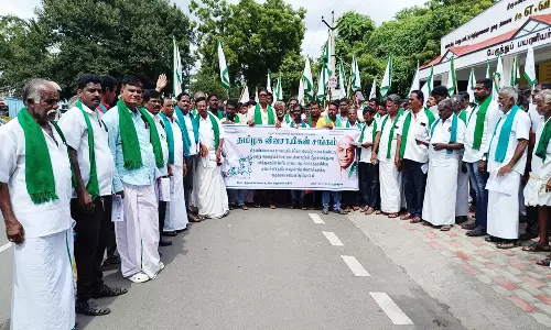 விவசாயிகள் சங்கத்தினர் ஆர்ப்பாட்டம்