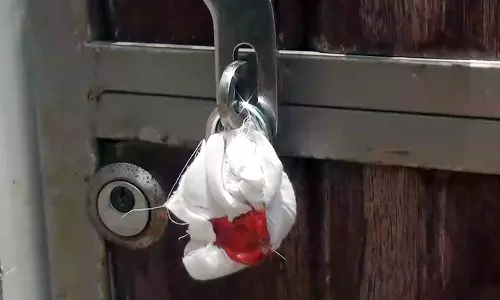 புகையிலை பொருட்கள் விற்ற 2 கடைகளுக்கு சீல்