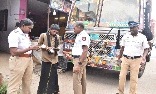 போக்குவரத்துக்கு இடையூறாக இருந்த வாகனங்களுக்கு அபராதம் விதிப்பு
