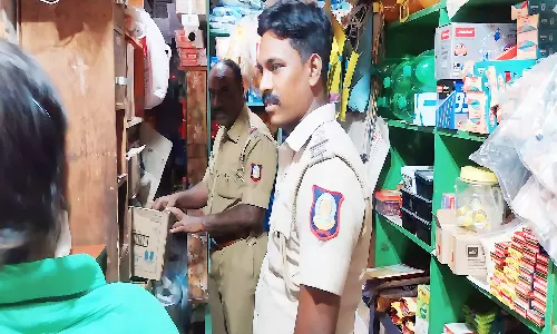 கடைகளில் போலீசார் திடீர் சோதனை
