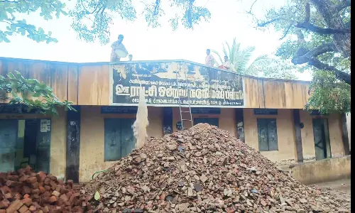 அரசு பள்ளி மேல் தளத்தில் தேங்கிய மழைநீர்